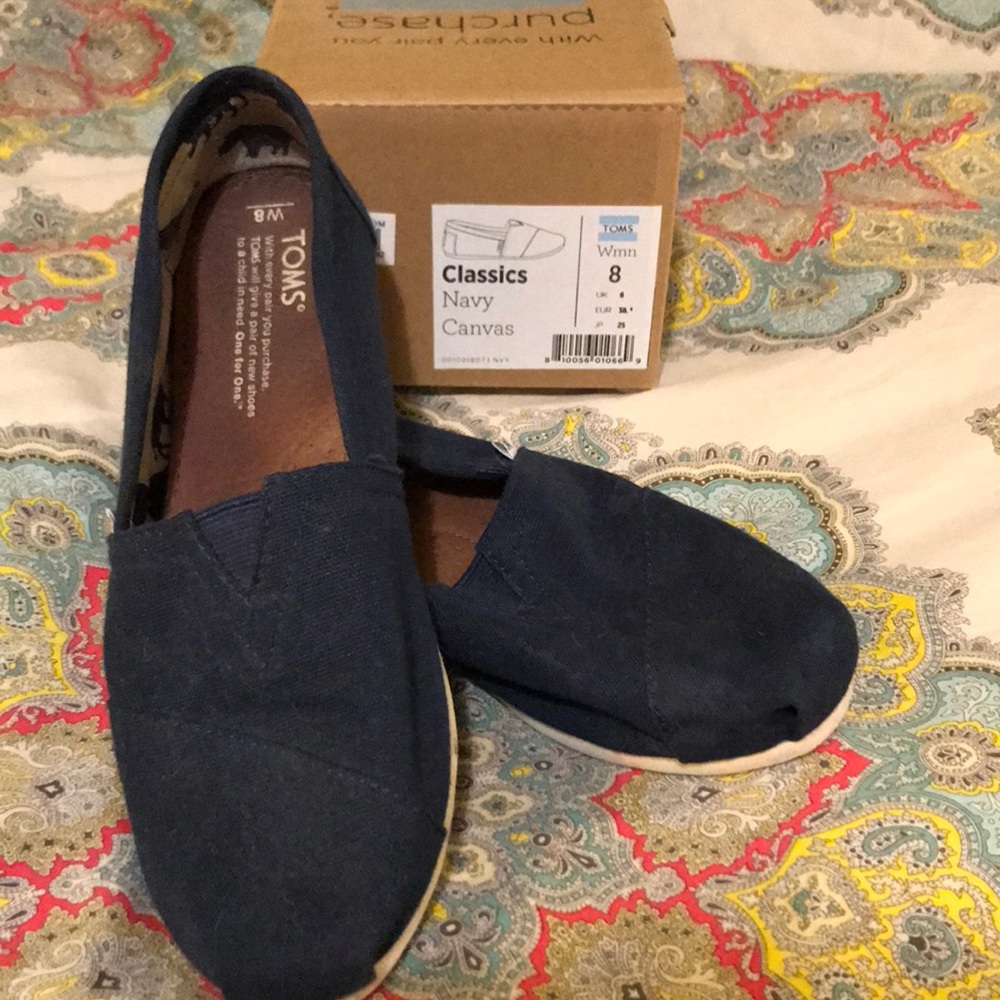 Toms classic navy canvas. Size 8 women’s.